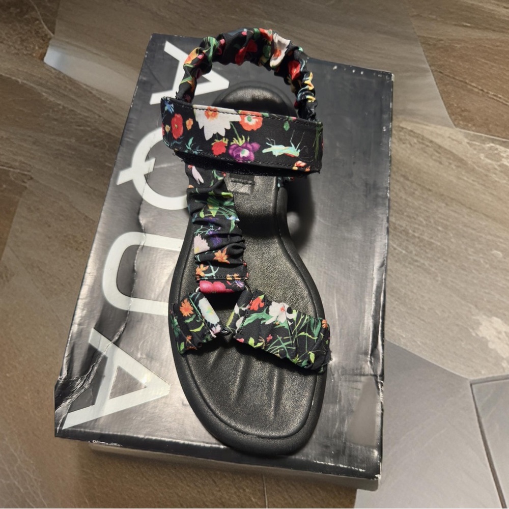 Woman’s Black Floral Sandal size 5.5 by Aqua